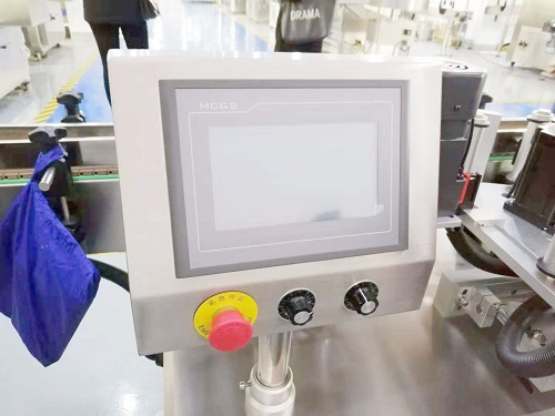 PLC技術(shù)在全自動食用油灌裝機上面的應用